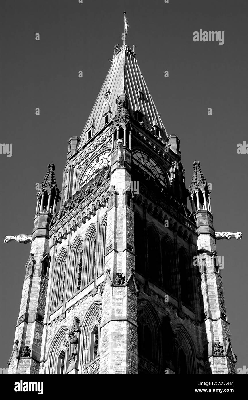 Kanadische Parlament Hill Peace Tower steht gegen den Himmel hoch Stockfoto