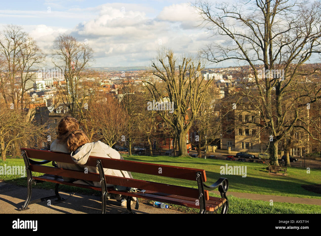 Paar park Bench Bristol "Brandon Hill" mit Blick auf die Stadt im winter Stockfoto
