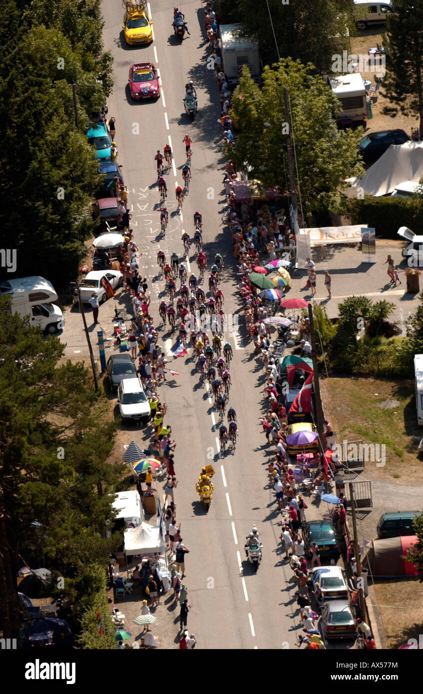 Die Tour de France Peloton Annäherung an den Fuß des Berges berühmte Alp d ' Huez Klettern Stockfoto