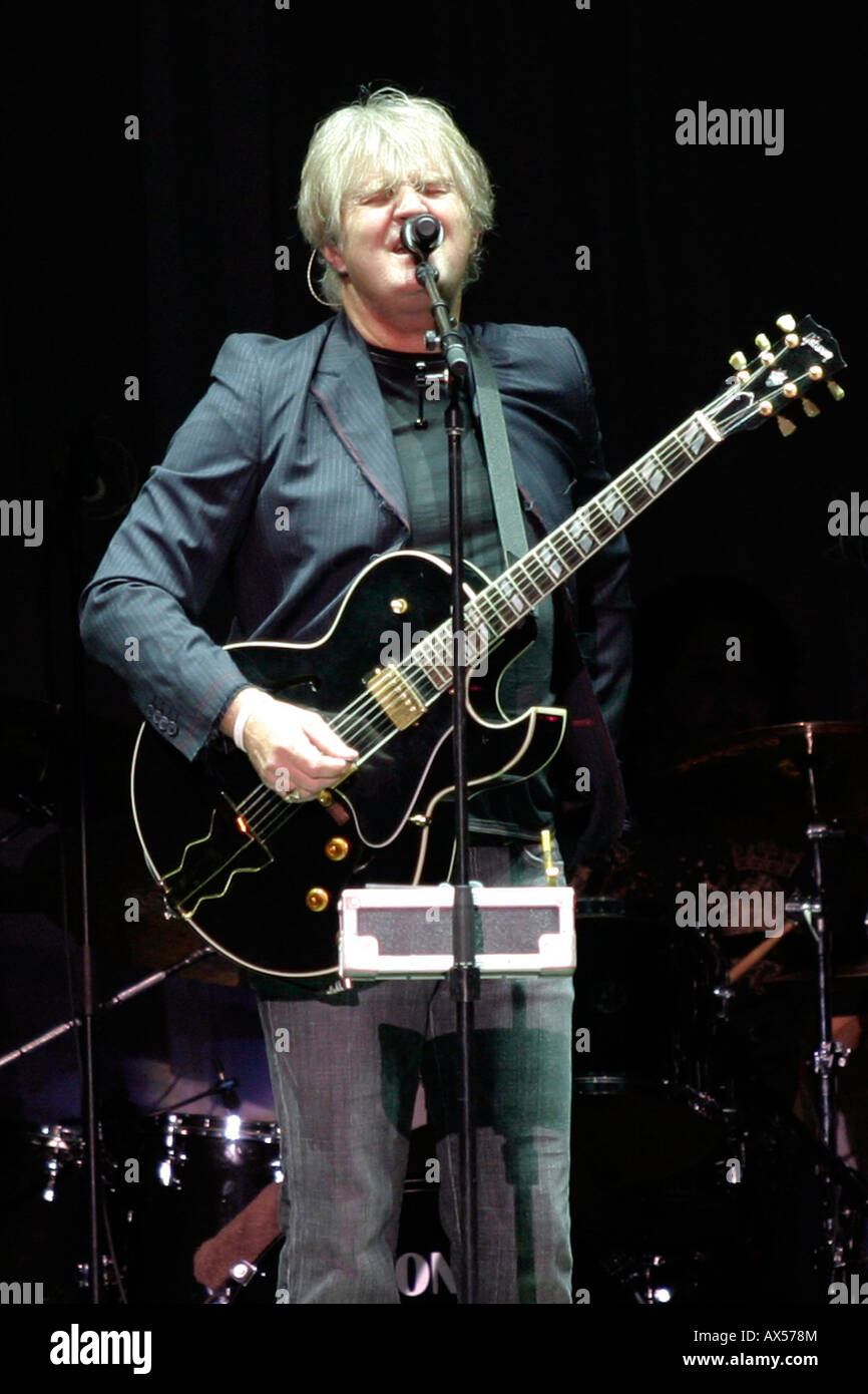 Kanadischer Musiker Tom Cochrane führt bei einem Konzert. Stockfoto