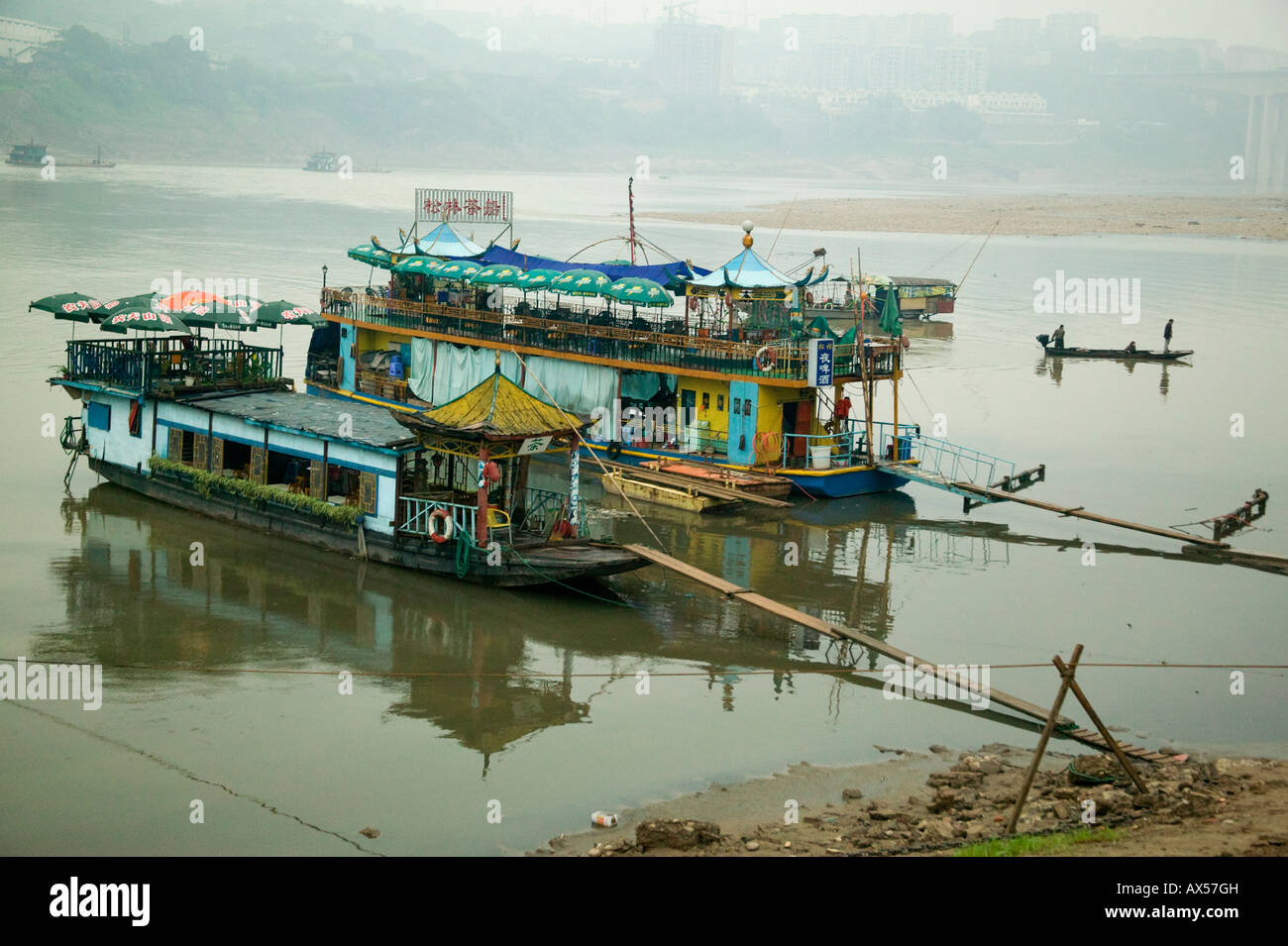 Bunte Boote vertäut., Chongqing, Yangtze-Fluss. Stockfoto