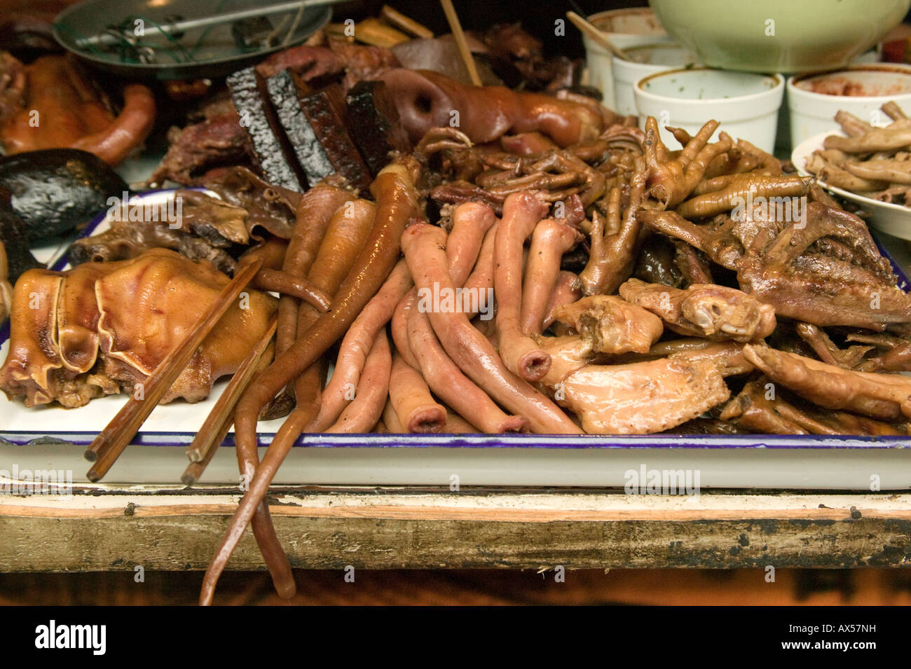 Gekocht, Schweine-Ohren, Füße, Kopf, Rute zum Verkauf im lokalen Markt. China Stockfoto