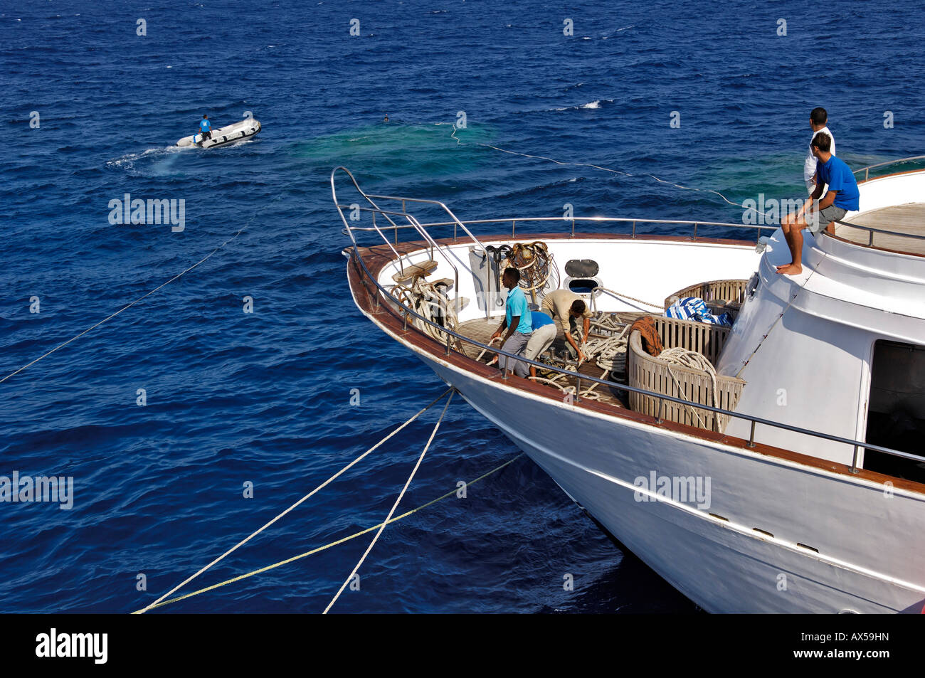 Touristischen Tauchen Schiff heben seine Anker, Rotes Meer, Ägypten Stockfoto