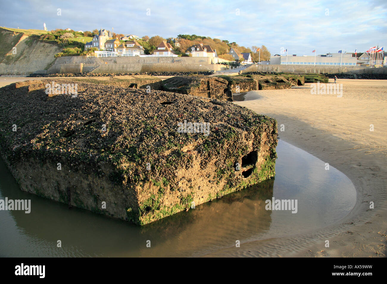 "Käfer" Pontons, Teil des Maulbeere-Hafens, gestrandet am Strand von Arromanches, Normandie. Stockfoto