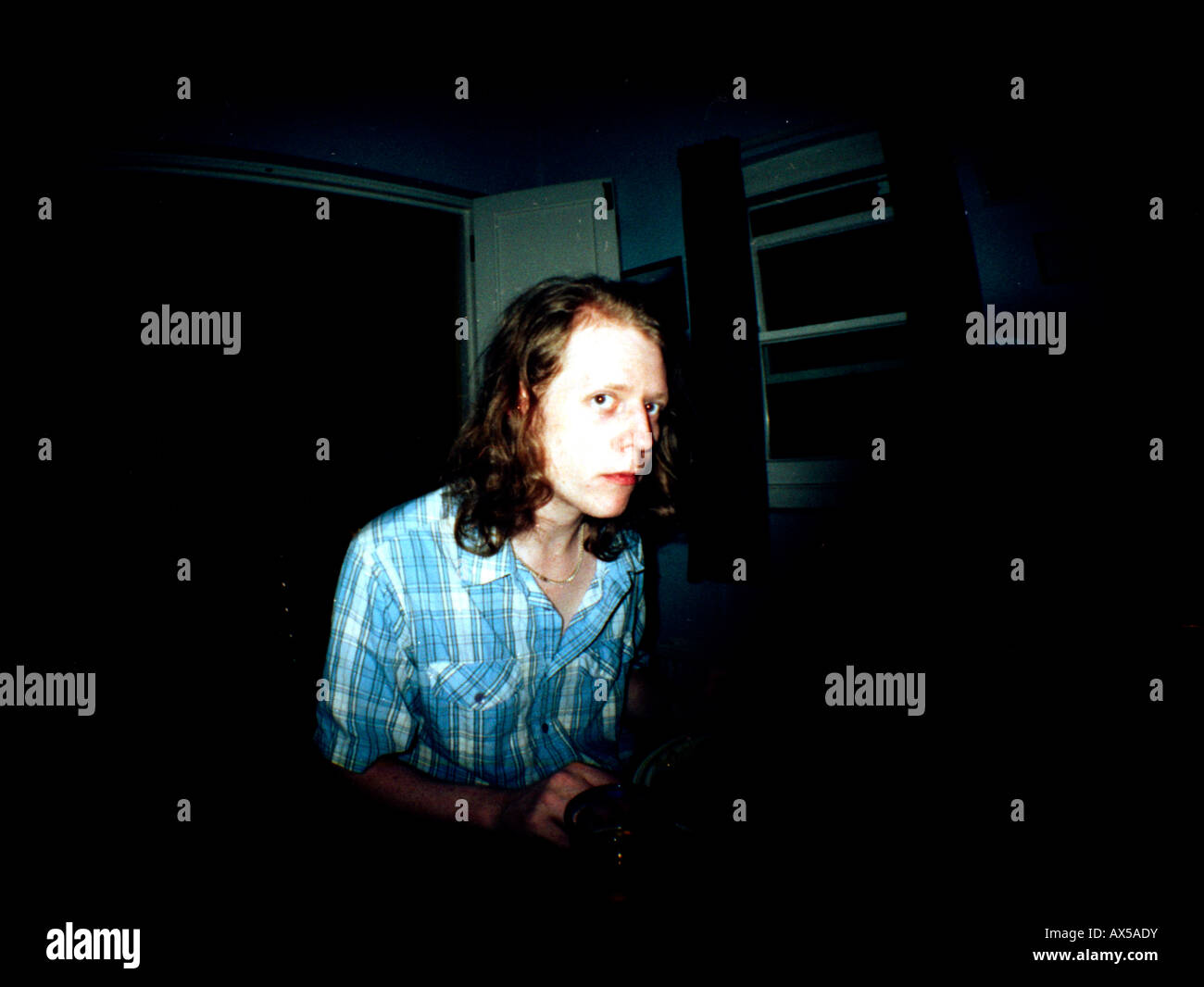 Junger Mann im abgedunkelten Raum mit fisheye-Objektiv aufgenommen Stockfoto