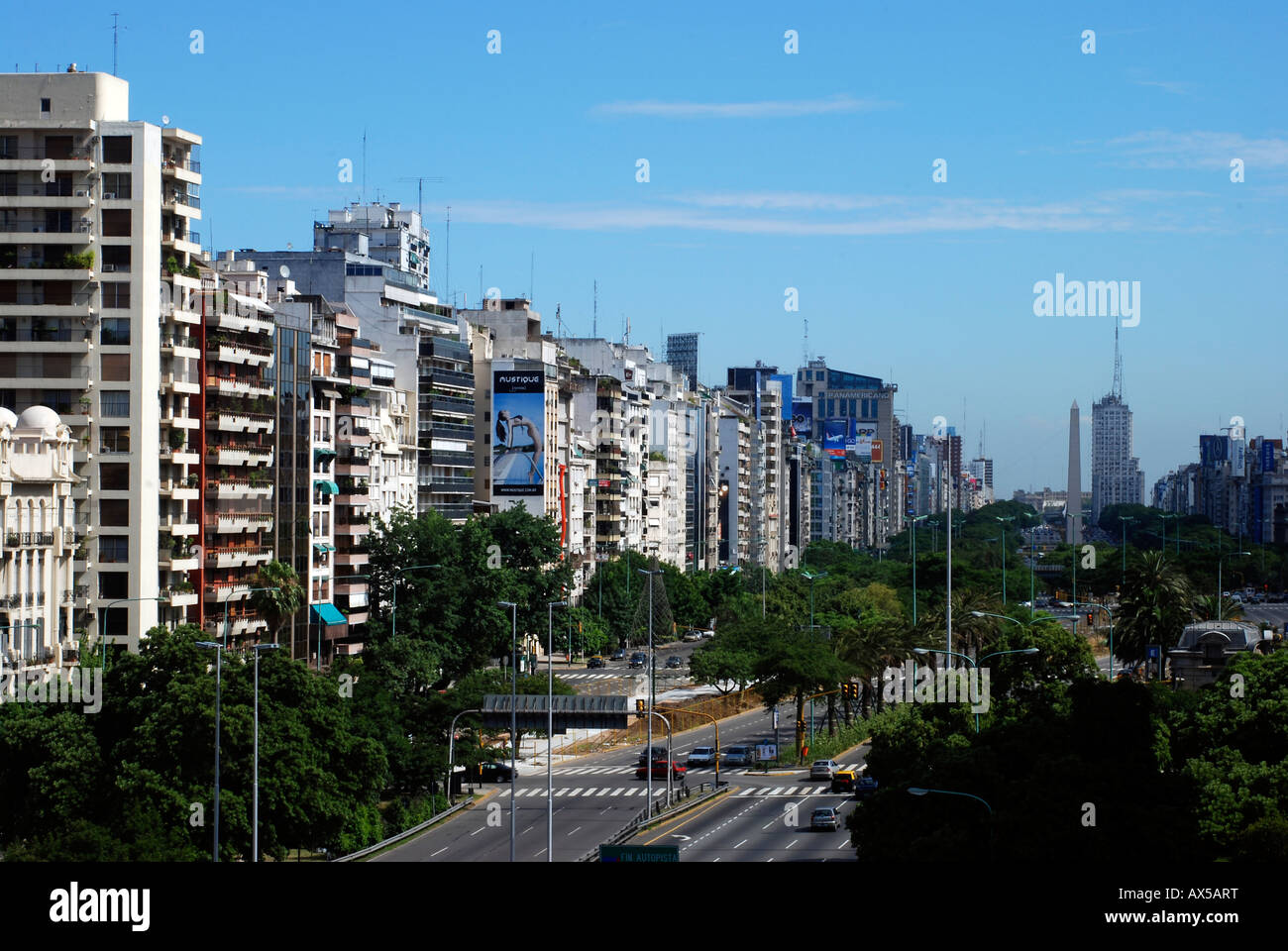Buenos Aires, Argentinien, Panoramablick über die Allee 9 de Julio mit dem Obelisken im Hintergrund. Stockfoto