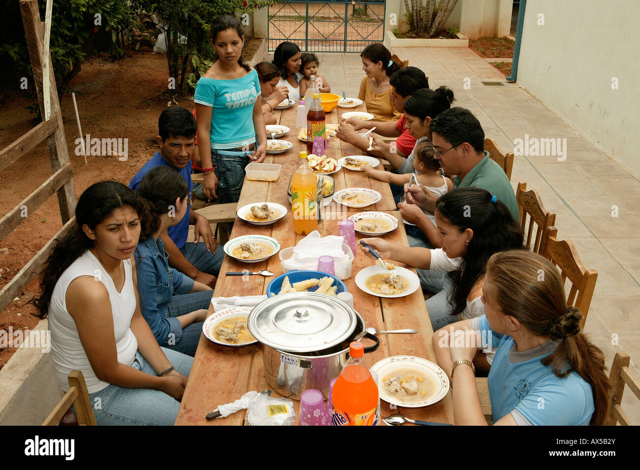 Gruppe gemeinsam Essen auf einer Terrasse, Asuncion, Paraguay, Südamerika Stockfoto