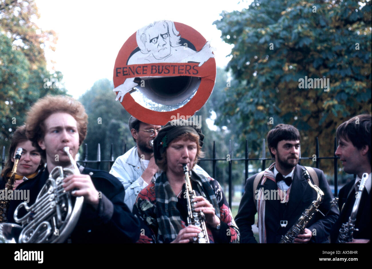 Jazz-Band bei CND März in London in den 1980er Jahren mit Karikatur dann Verteidigung-Minister Michael Heseltine Stockfoto