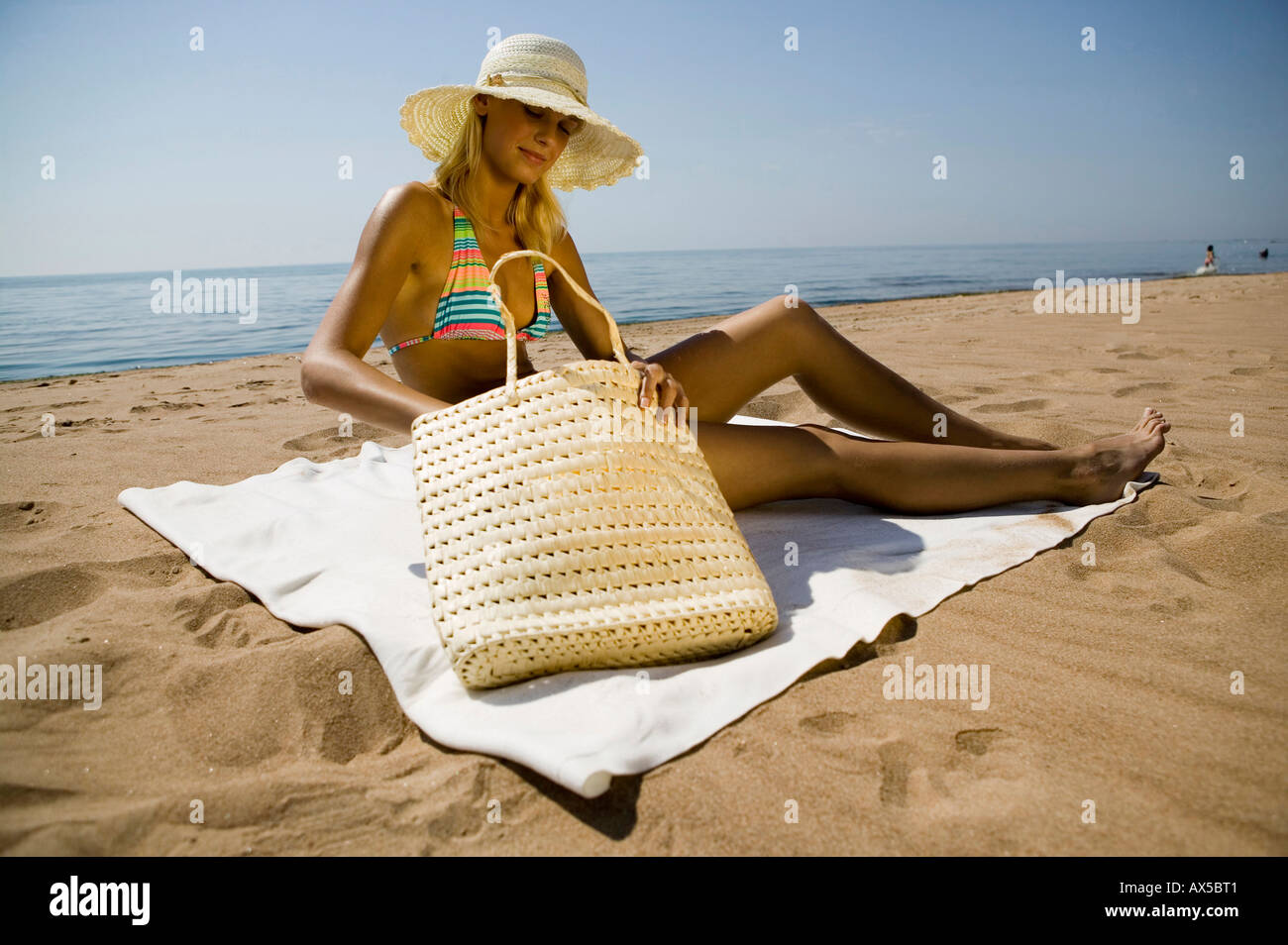 Junge Frau am Strand, mit Sonnenhut Stockfoto