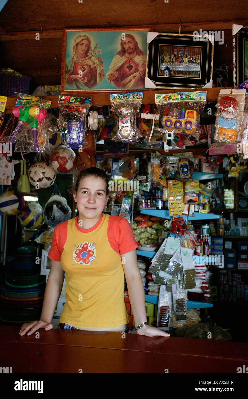 Frau in einem Gemischtwarenladen, Paraguay, Südamerika Stockfoto