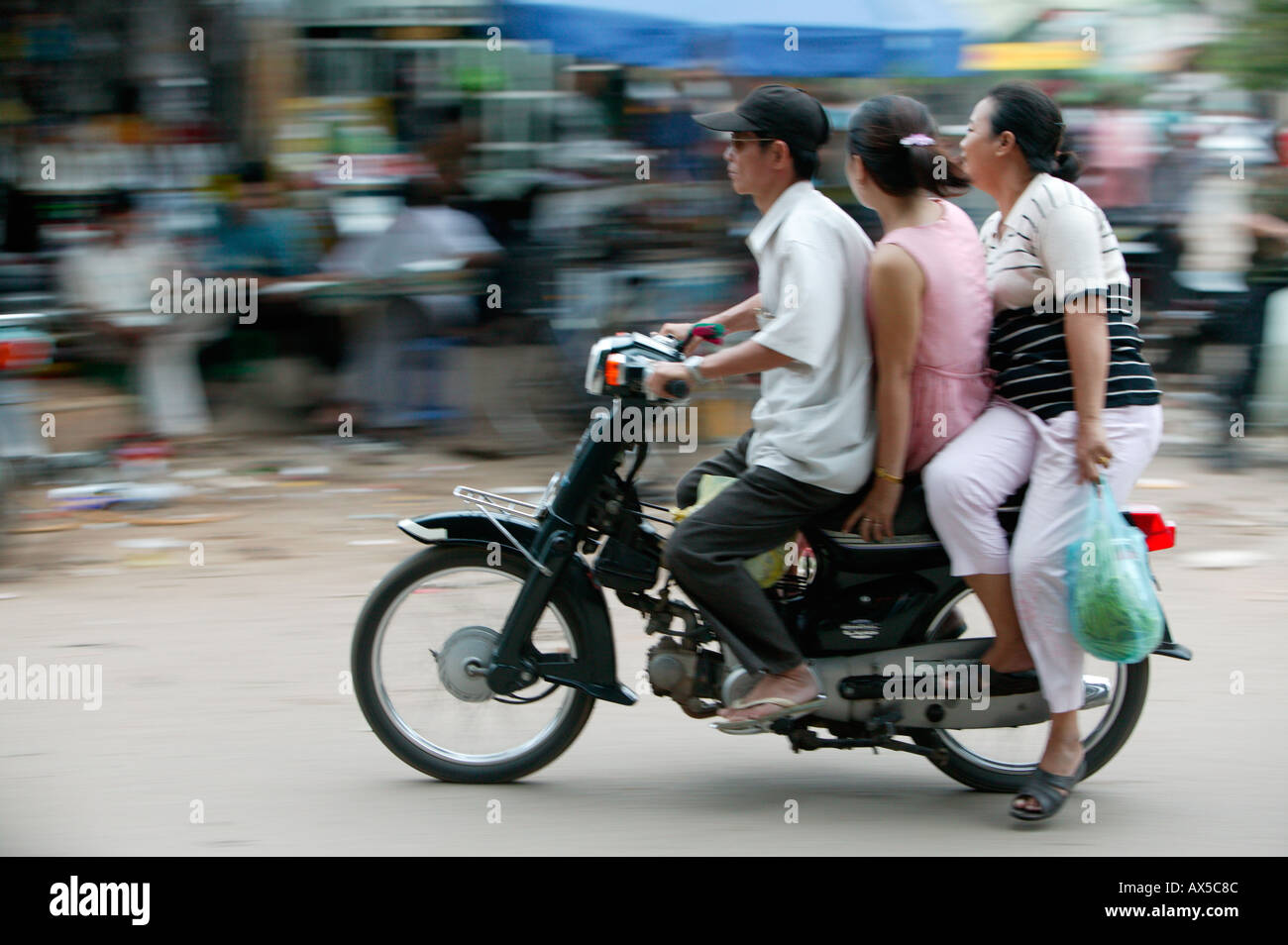 Menschen auf dem Motorrad Phnom Penh Kambodscha Asien Stockfoto