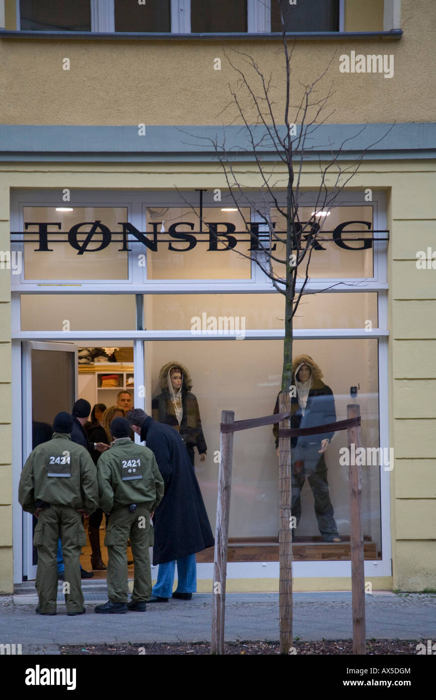 Eröffnung des "Tonsberg" Shop, der ausschließlich Thor Steinar-Markenkleidung beliebt bei Neonazis, Berlin-Mitte, Berlin verkauft Stockfoto