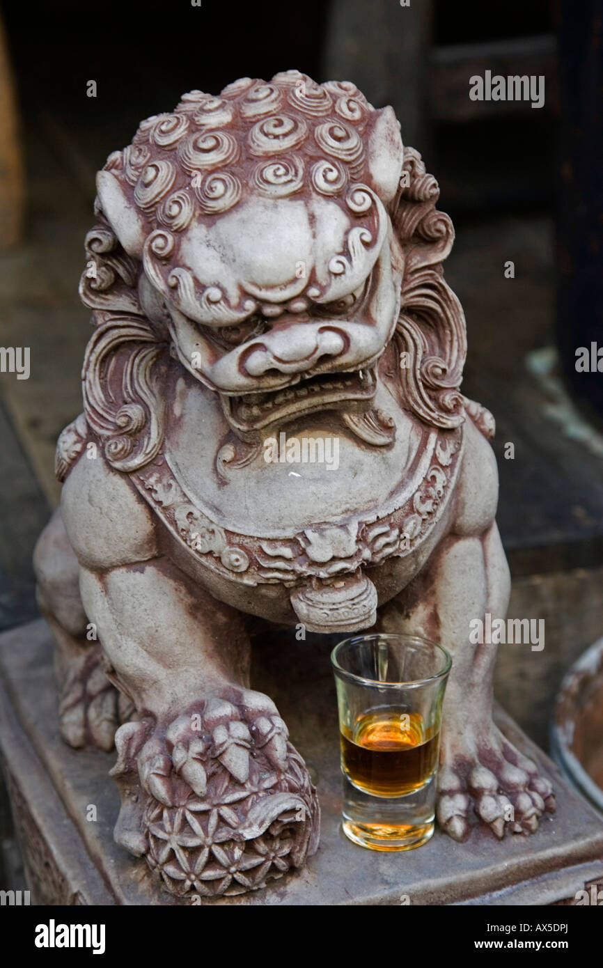 Statue eines Löwen mit dem Opfer anbieten, Thailand Stockfoto