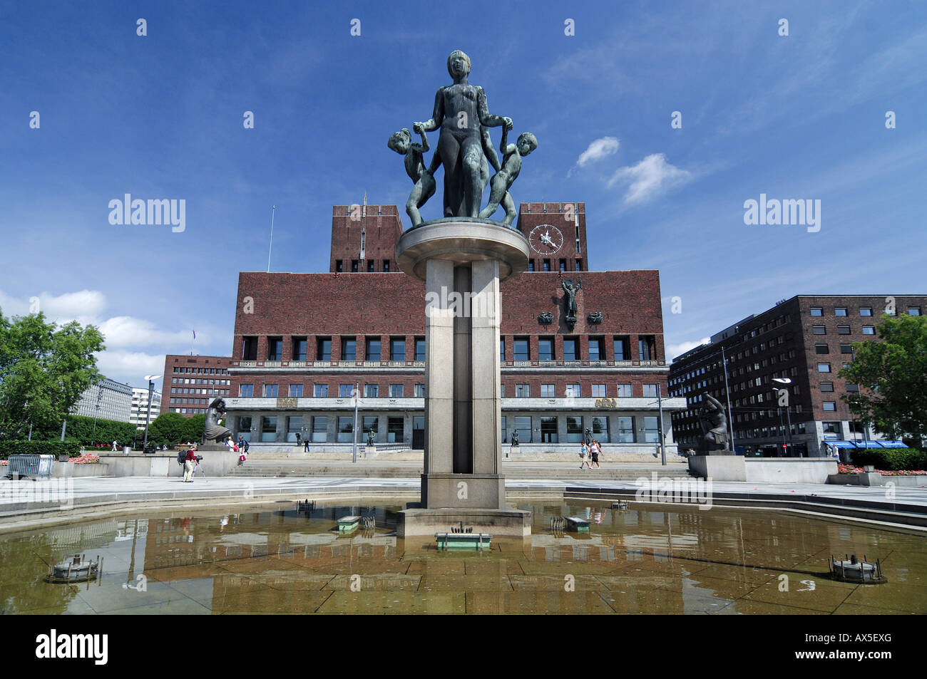 Vigeland Skulpturen auf dem Rathausplatz vor Oslo Rathaus, Norwegen, Skandinavien, Europa Stockfoto