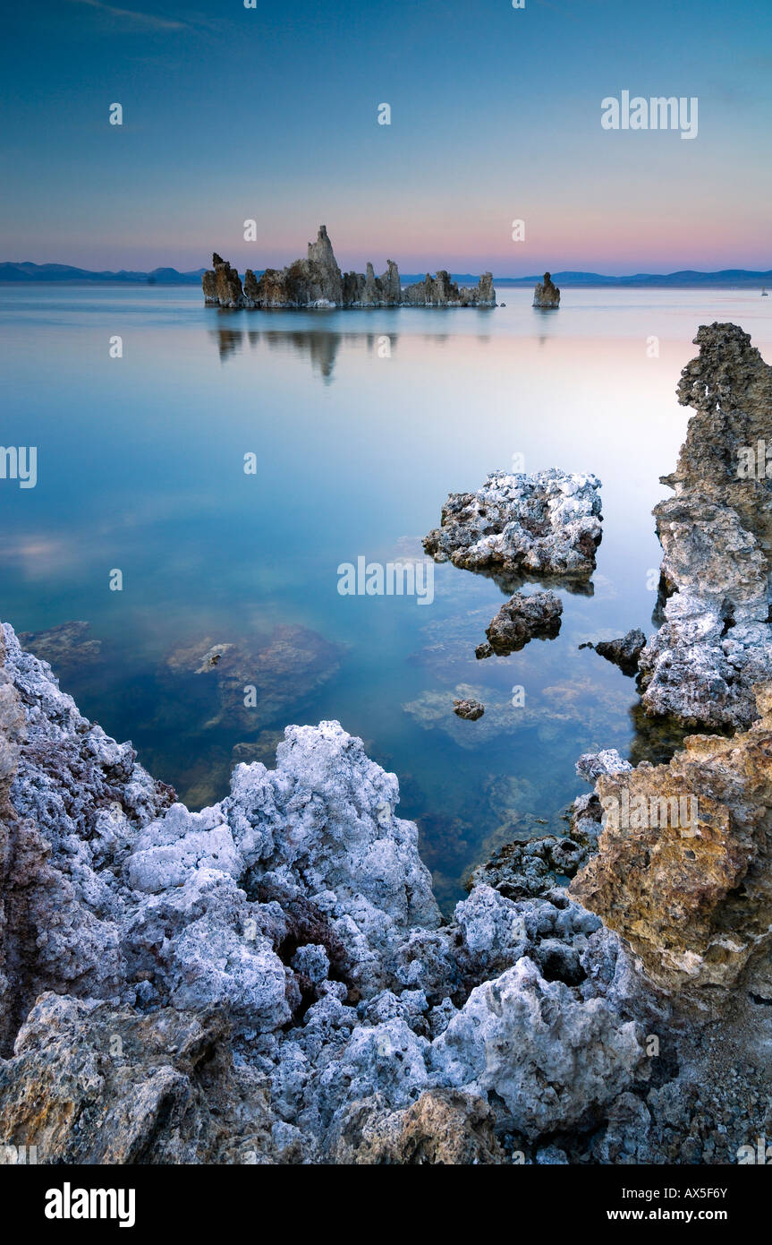 Seltsame Tuff Felsformationen, Mono Lake (alkalischen See), Lee Vining, California, USA Stockfoto