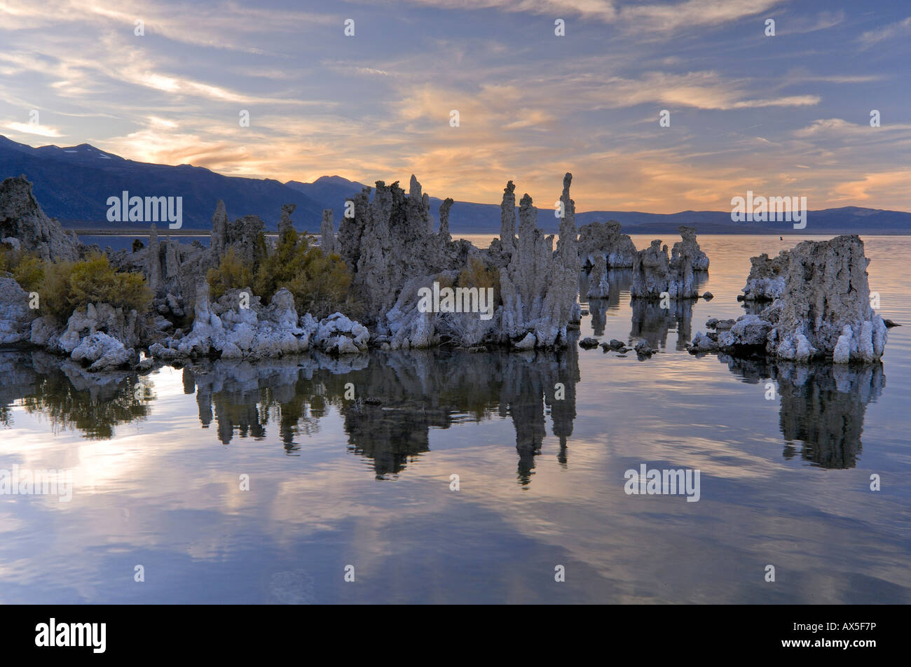 Seltsame Tuff Felsformationen, Mono Lake (alkalischen See), Lee Vining, California, USA Stockfoto