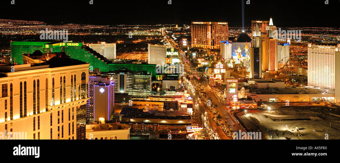 Die Streifen, New York, Monte Carlo, MGM Grand, Mandalay Bay, Luxor und THEhotel Casinos gesehen von der Eiffelturm Replik in L Stockfoto