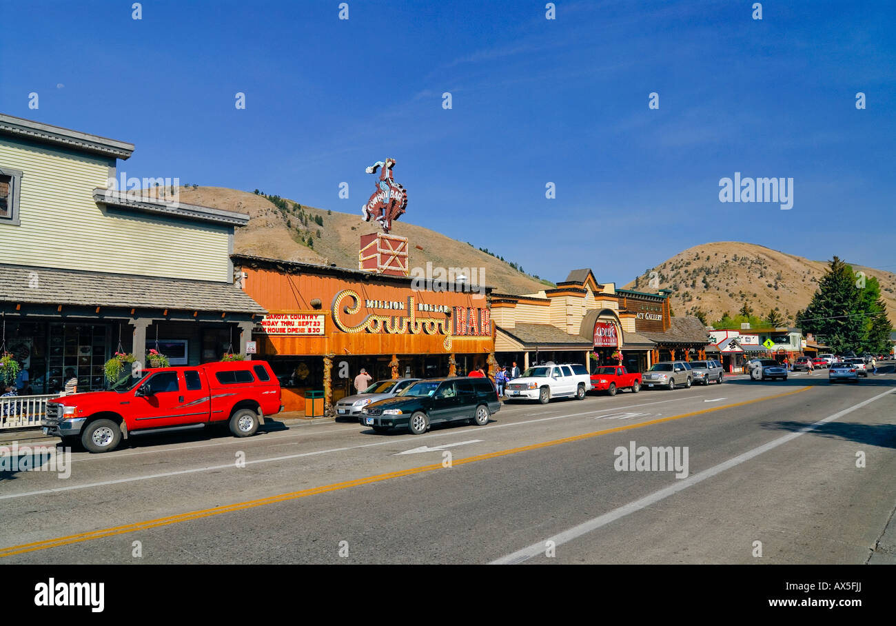 Parken vor einem Saloon an der Hauptstraße durch Jackson, Wyoming, USA, Nordamerika Stockfoto