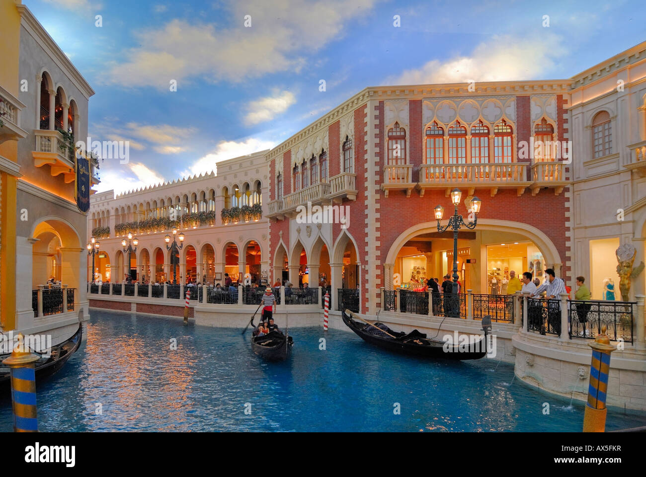 Gondel und Touristen unter einem künstlichen Himmel in einem nachgebauten Venedig, Interieur des Venetian Resort Hotel & Casino auf dem Strip Stockfoto