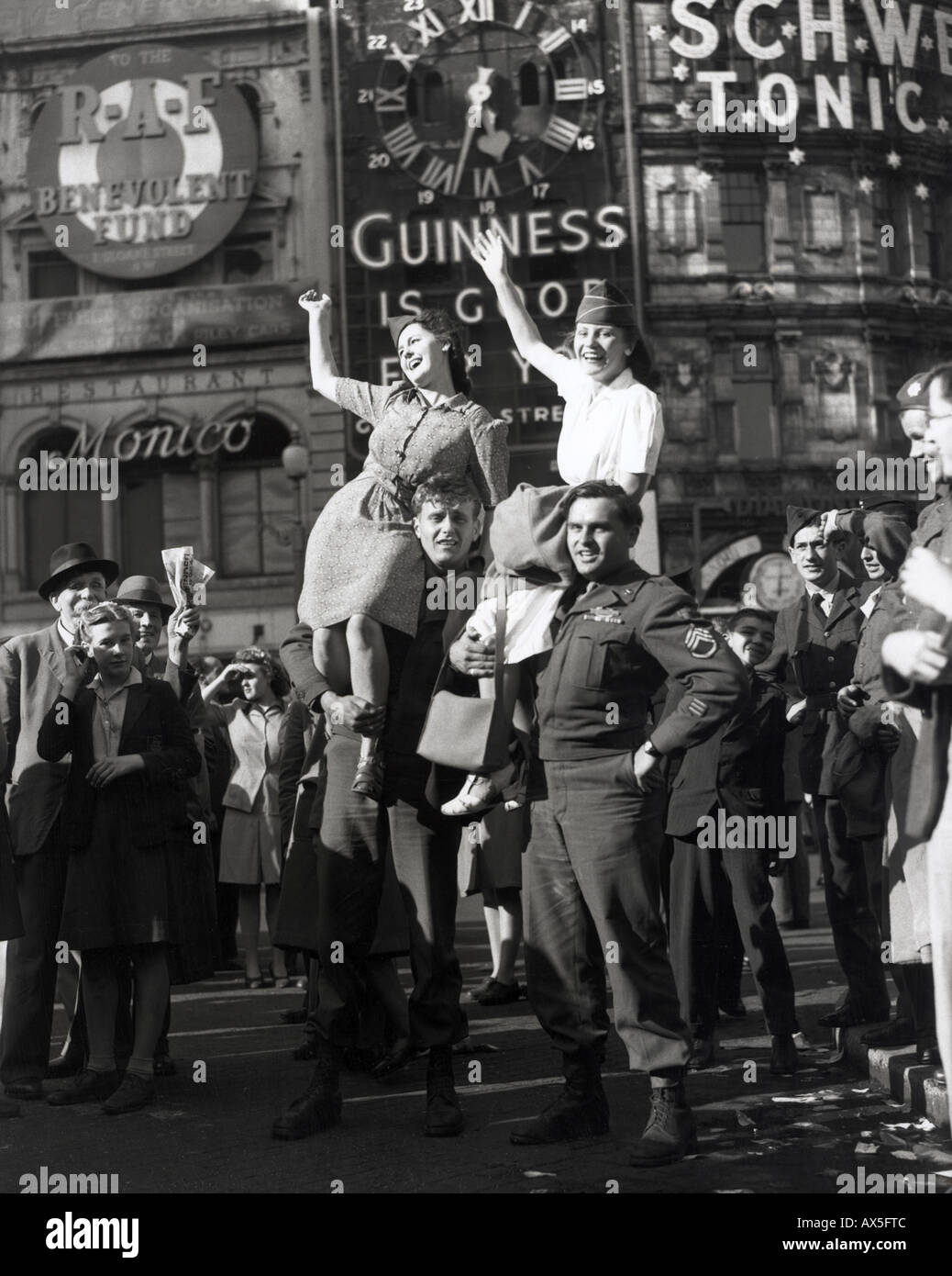 VE-Tag Mai 1945 amerikanische Truppen und Freunde feiern am Piccadilly Circus Stockfoto
