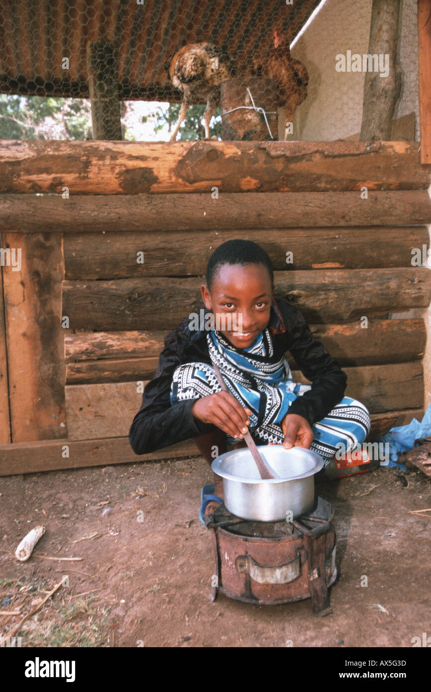 Mädchen kocht Ugali, die traditionelle Maisbrei, bevorzugt von vielen Menschen in der Kilimanjaro-Region von Tansania Stockfoto