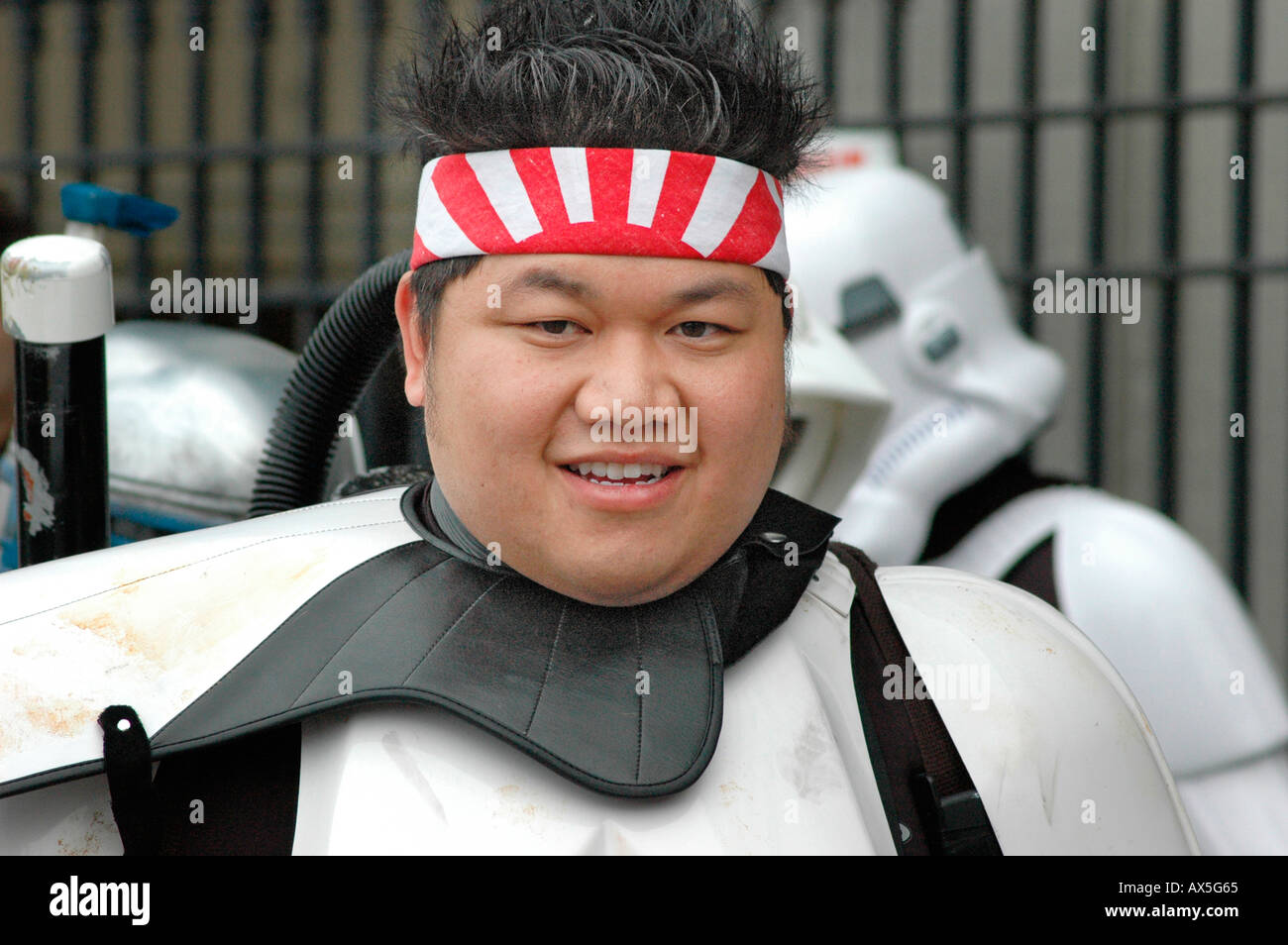 Asiatischer Mann im Star Wars Kostüm mit dem Japaner aufsteigen Sun Head Band auf und ist übergewichtig groß Stockfoto