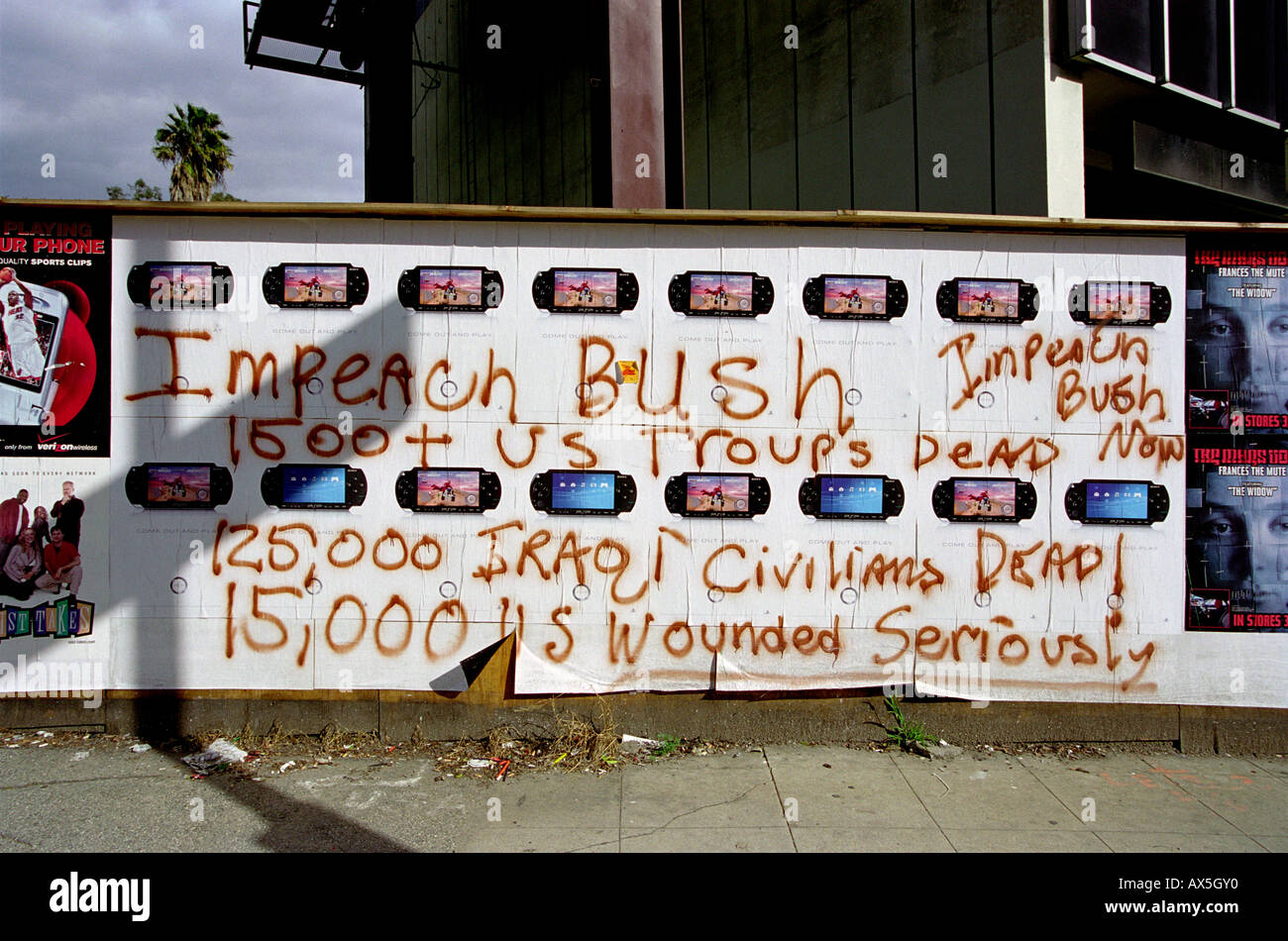Impeach Bush Graffiti auf Psp Werbeplakat 2005 Stockfoto