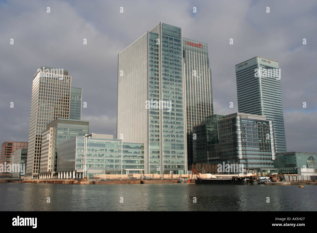 ein Kanada Quadrat Hochhaus und umliegenden London Docklands Gebäude Kanarischen wharf Stockfoto