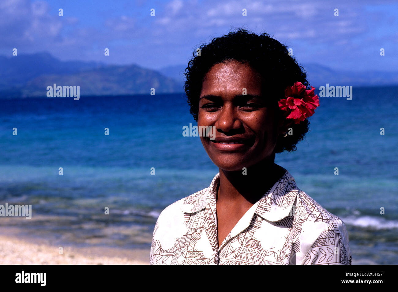 Porträt der einheimische Frau mit Blumen auf den Fidschi-Inseln Stockfoto