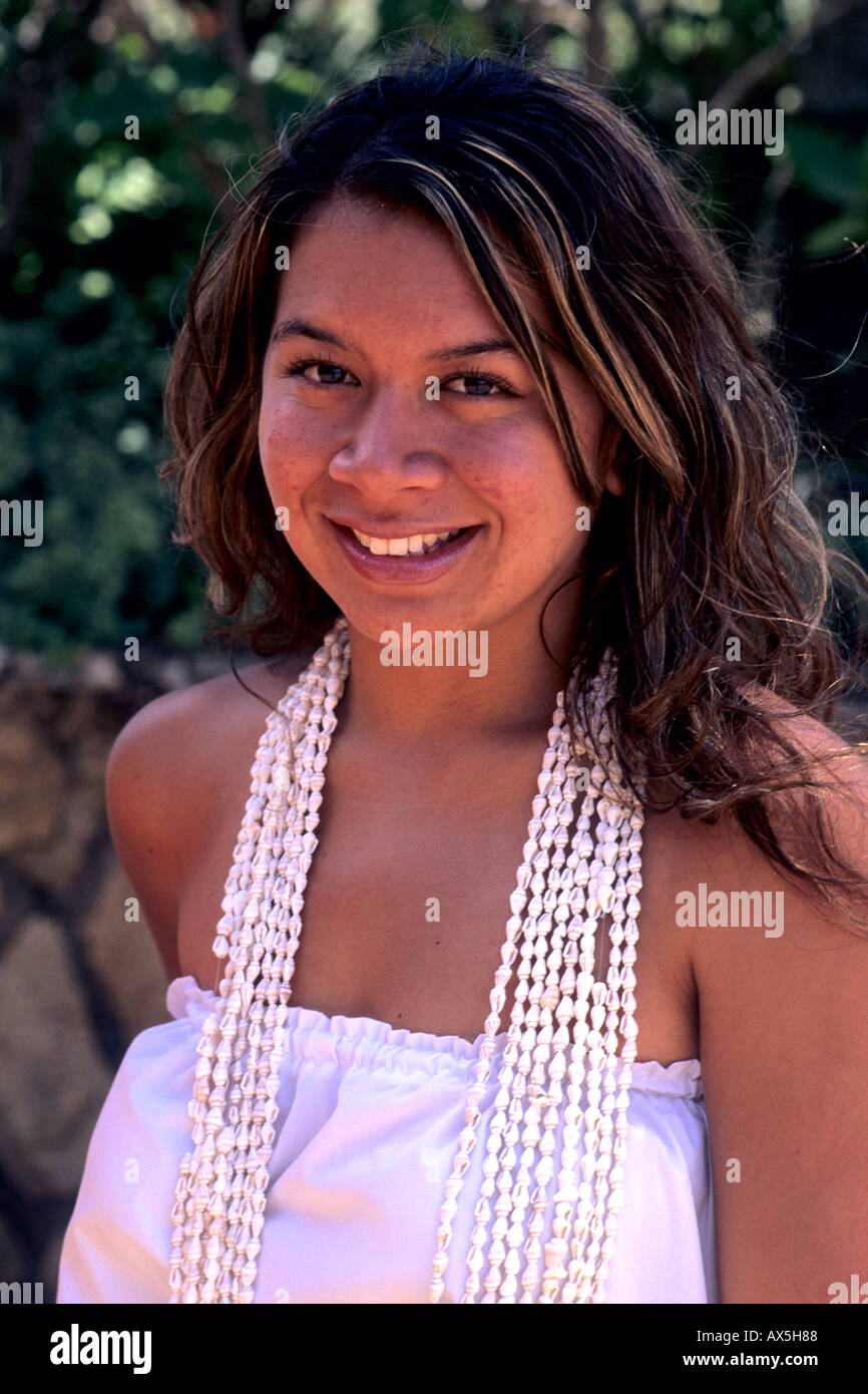 Polynesian Cultural Center Hawaiian Mädchen in Native Kostüm auf Ost Oahu in Hawaii USA Stockfoto