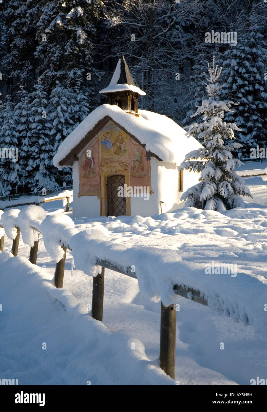 "Lueftlmalerei" (religiöse Fassadenmalereien) auf eine Kapelle mit Weihnachtsbaum, Elmau in der Nähe von Klais, Mittenwald, Oberbayern, Keim Stockfoto