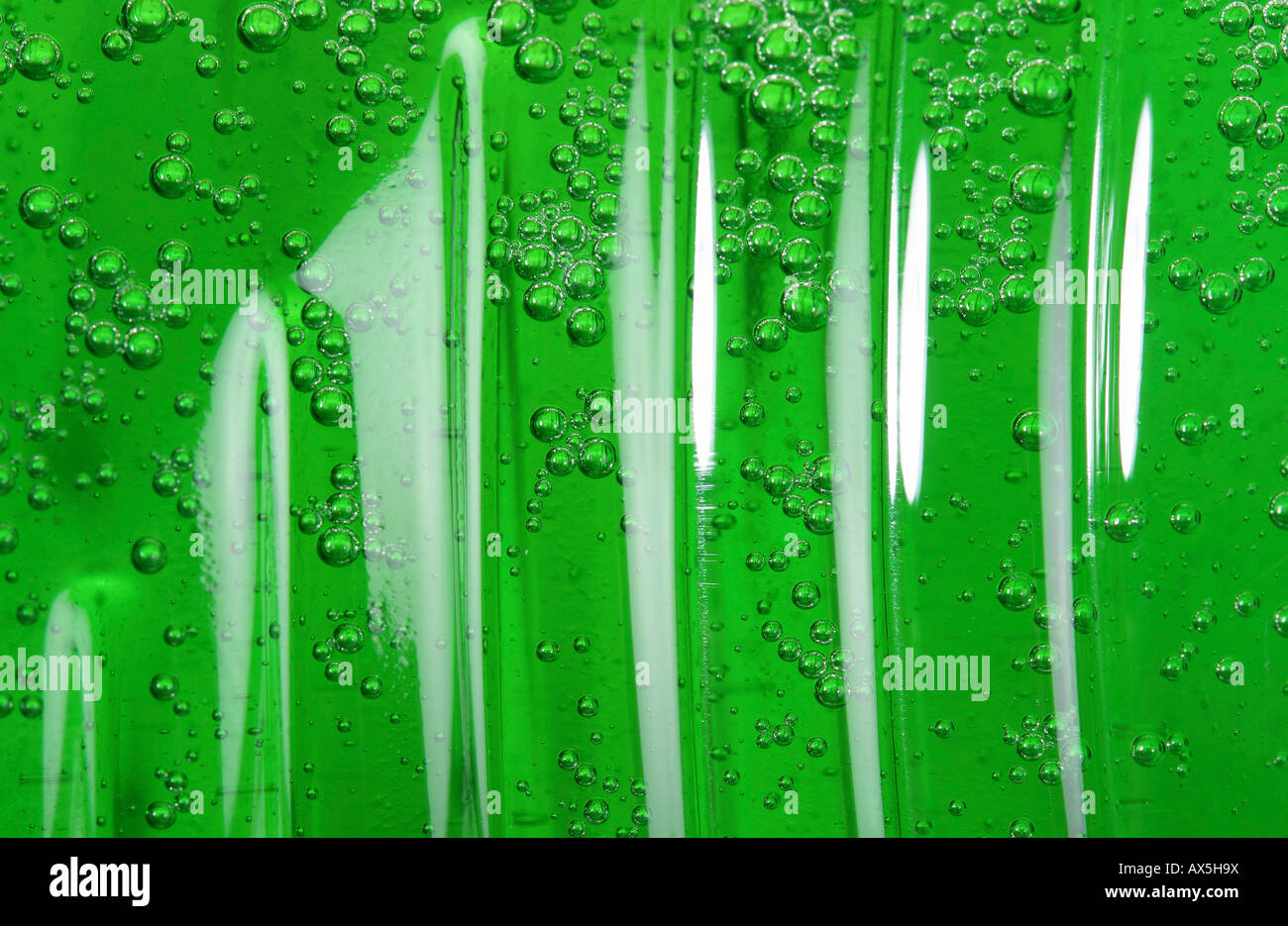 Spülmittel mit grüne Reinigung Flüssigkeit und Luftblasen Stockfoto