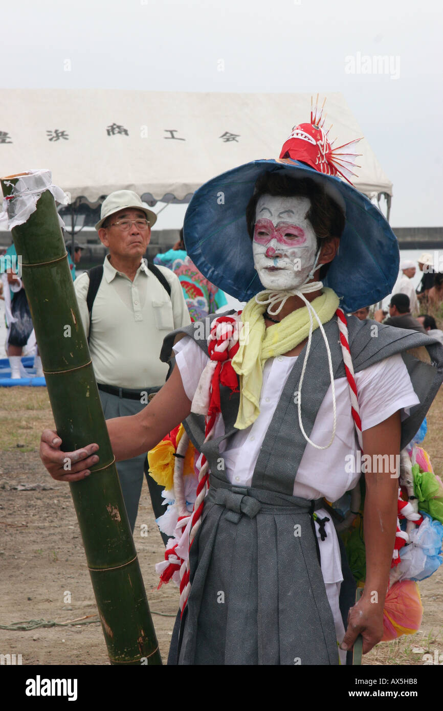 Mann in Tracht mit einem Bambus-Sake "Flasche" auf einem Sommerfestival in  Japan Stockfotografie - Alamy