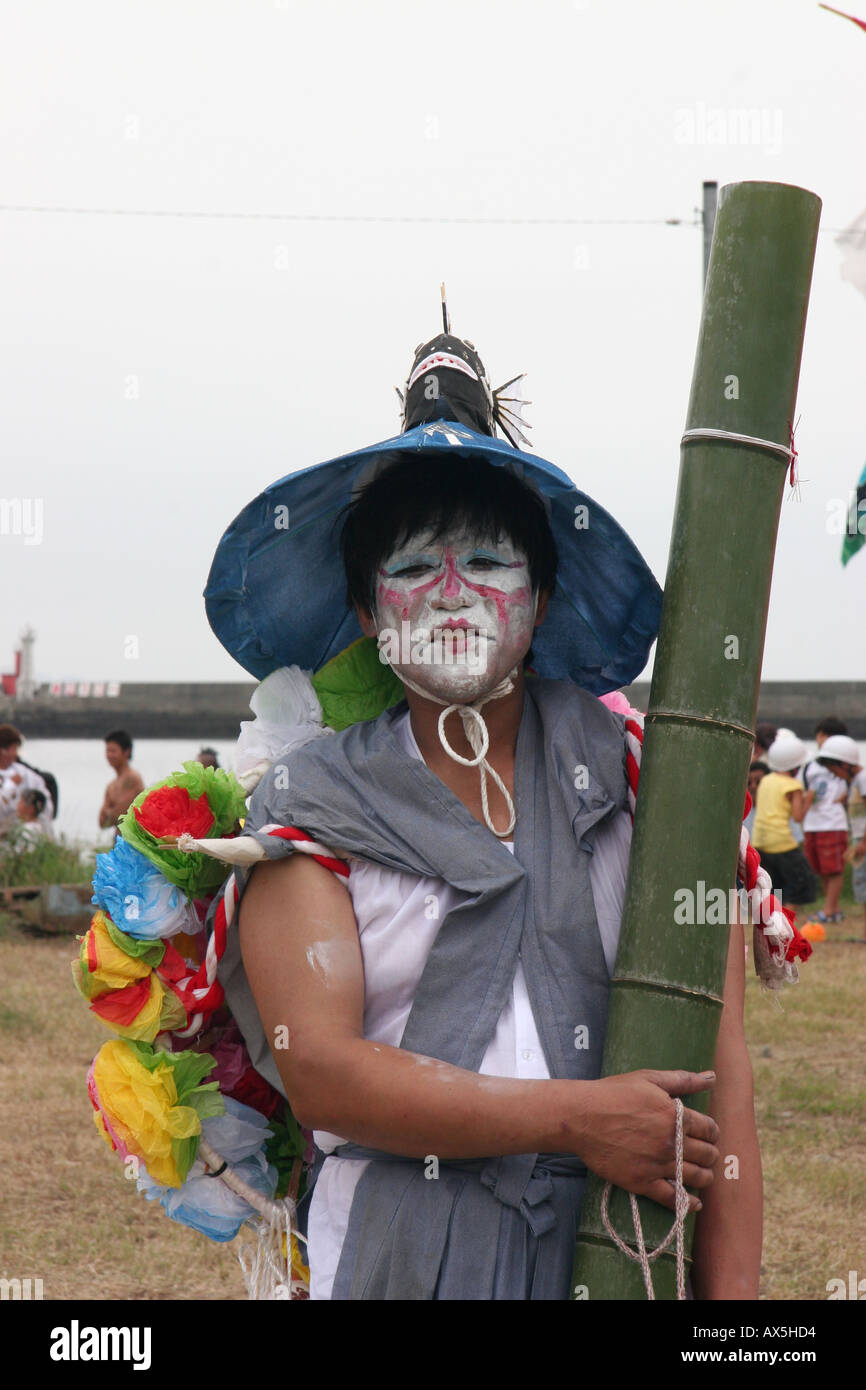 Mann im Kostüm mit Bambus Sake "Flasche" auf einem Sommerfestival in Japan  Stockfotografie - Alamy
