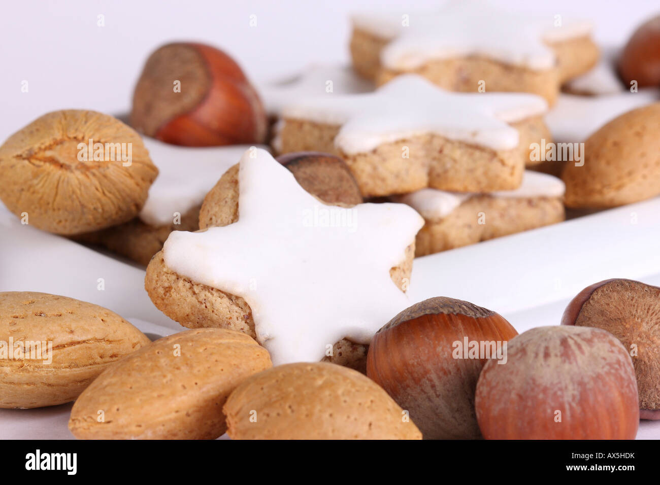 Haselnüsse, Mandeln und Zimt Sterne cookies Stockfoto