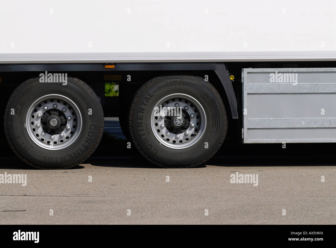 LKW-Reifen mit Unterfahrschutz Stockfoto