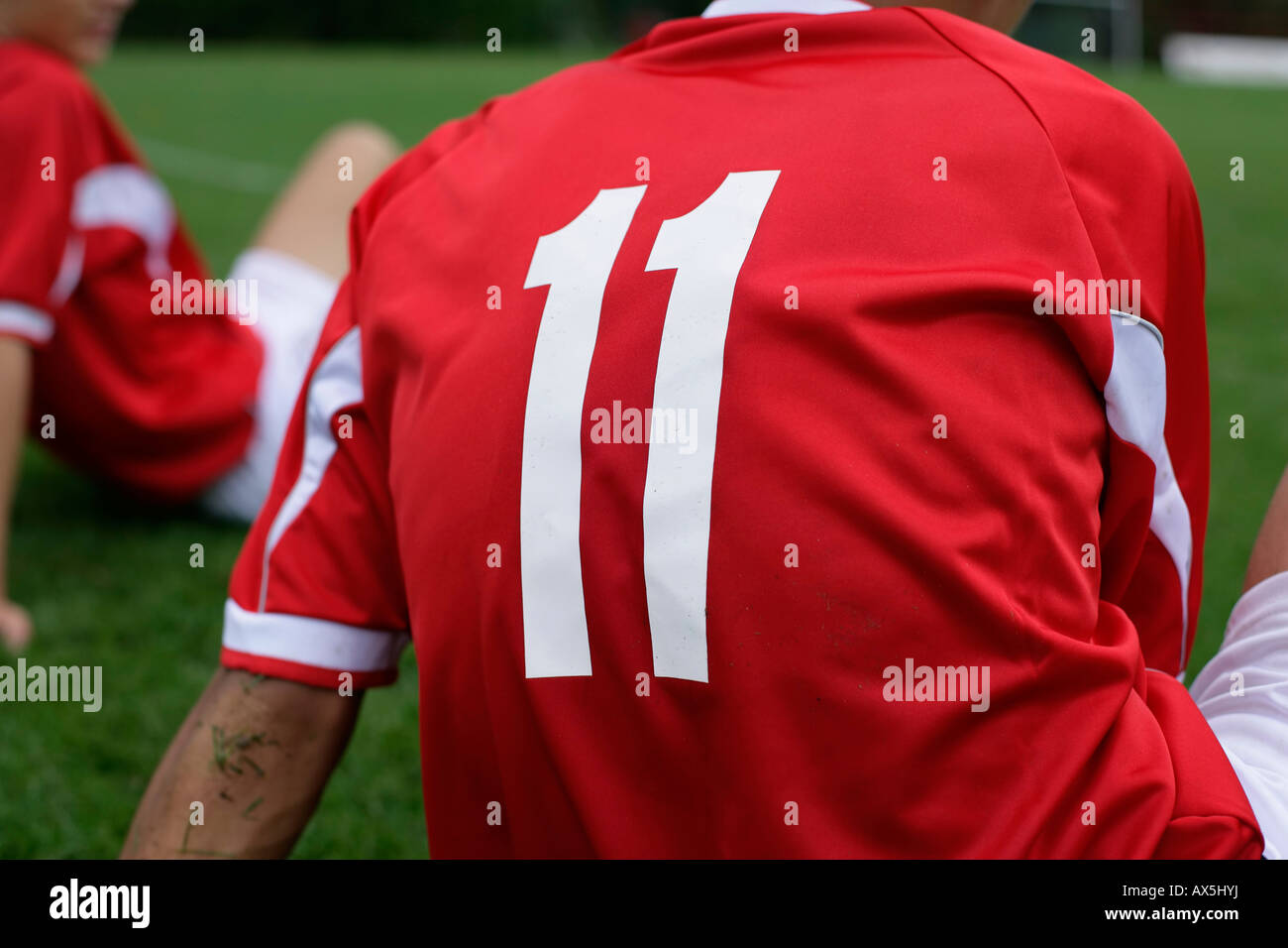 Fußball-Spieler trägt die Nummer 11 sitzen auf Rasen Stockfotografie - Alamy