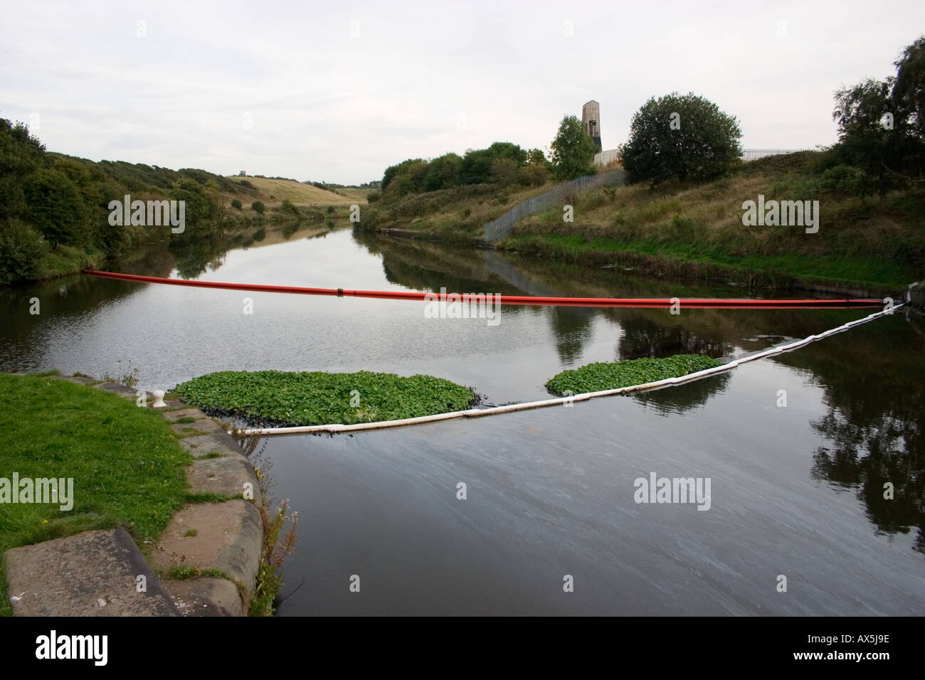 Ausleger über River Weaver Kontrolle Verschmutzung von Öl zu verschütten, in einer Fabrik in Winsford Cheshire Stockfoto Ausleger über River Weaver Kontrolle Verschmutzung von Öl zu verschütten, in einer Fabrik in Winsford Cheshire Stockfoto
