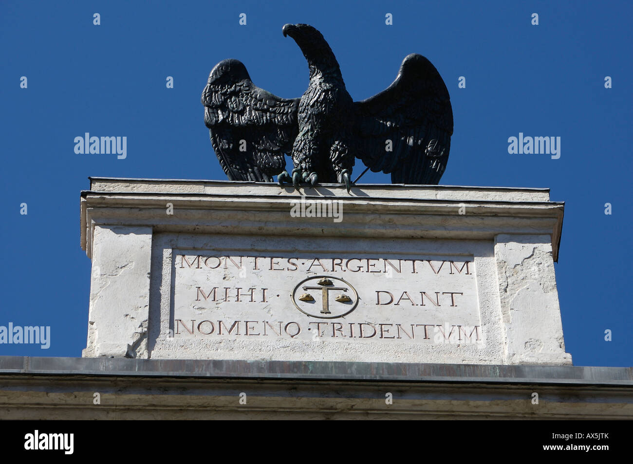Bronze Adler auf einem Hausdach in Trento, Italien, Europa Stockfoto