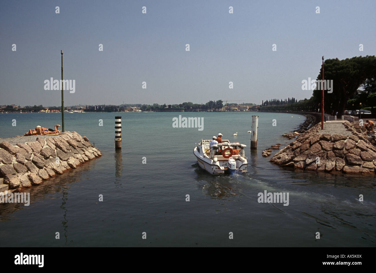 Motorboot aus dem kleinen Hafen in Peschiera del Garda, Italien Stockfoto