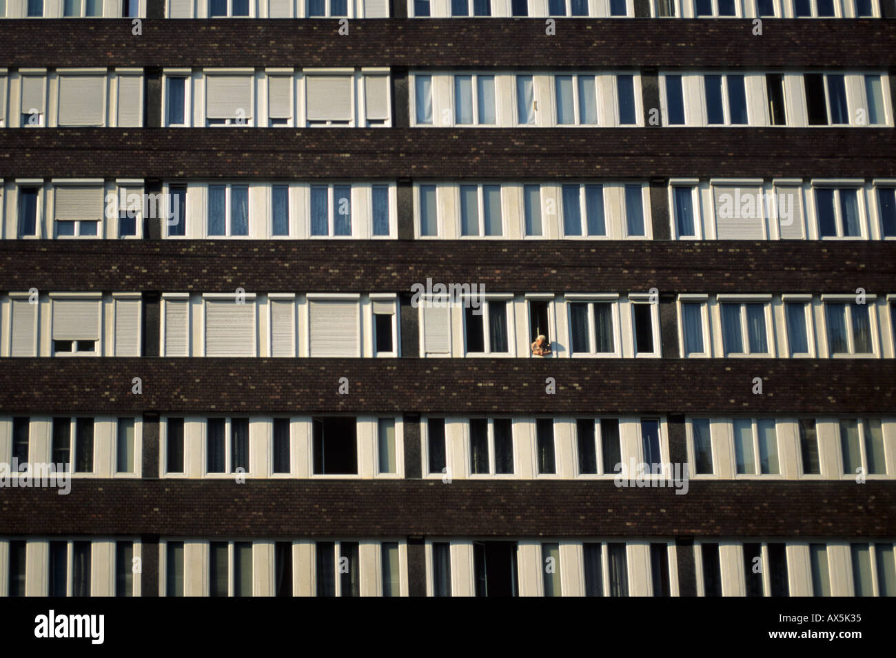 Budapest, Ungarn. Wohn-Appartements mit einer Frau aus einem Fenster gelehnt. Stockfoto