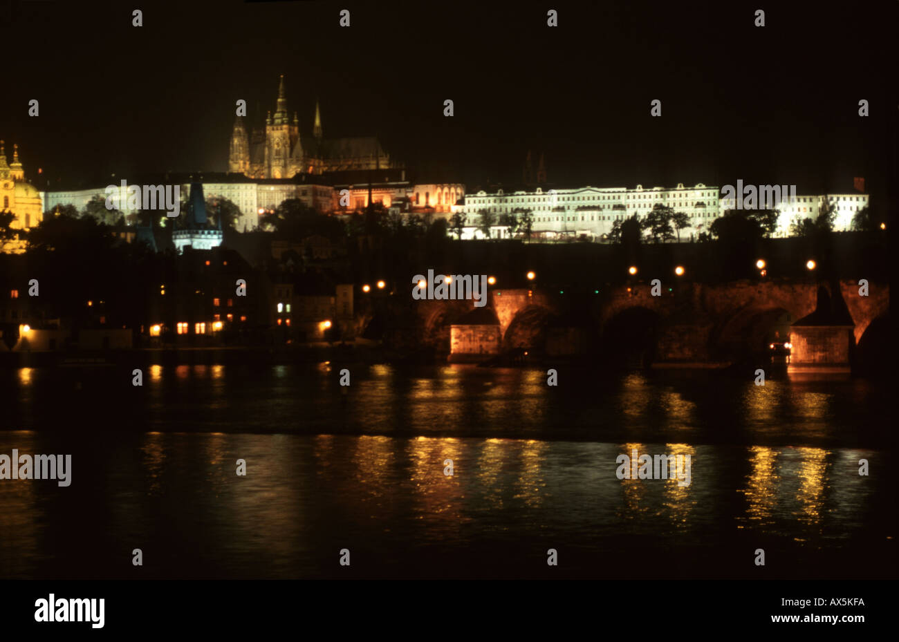 Prag, Tschechische Republik. Das Schloss und St.-Veits-Dom in der Nacht vom Fluss. Stockfoto