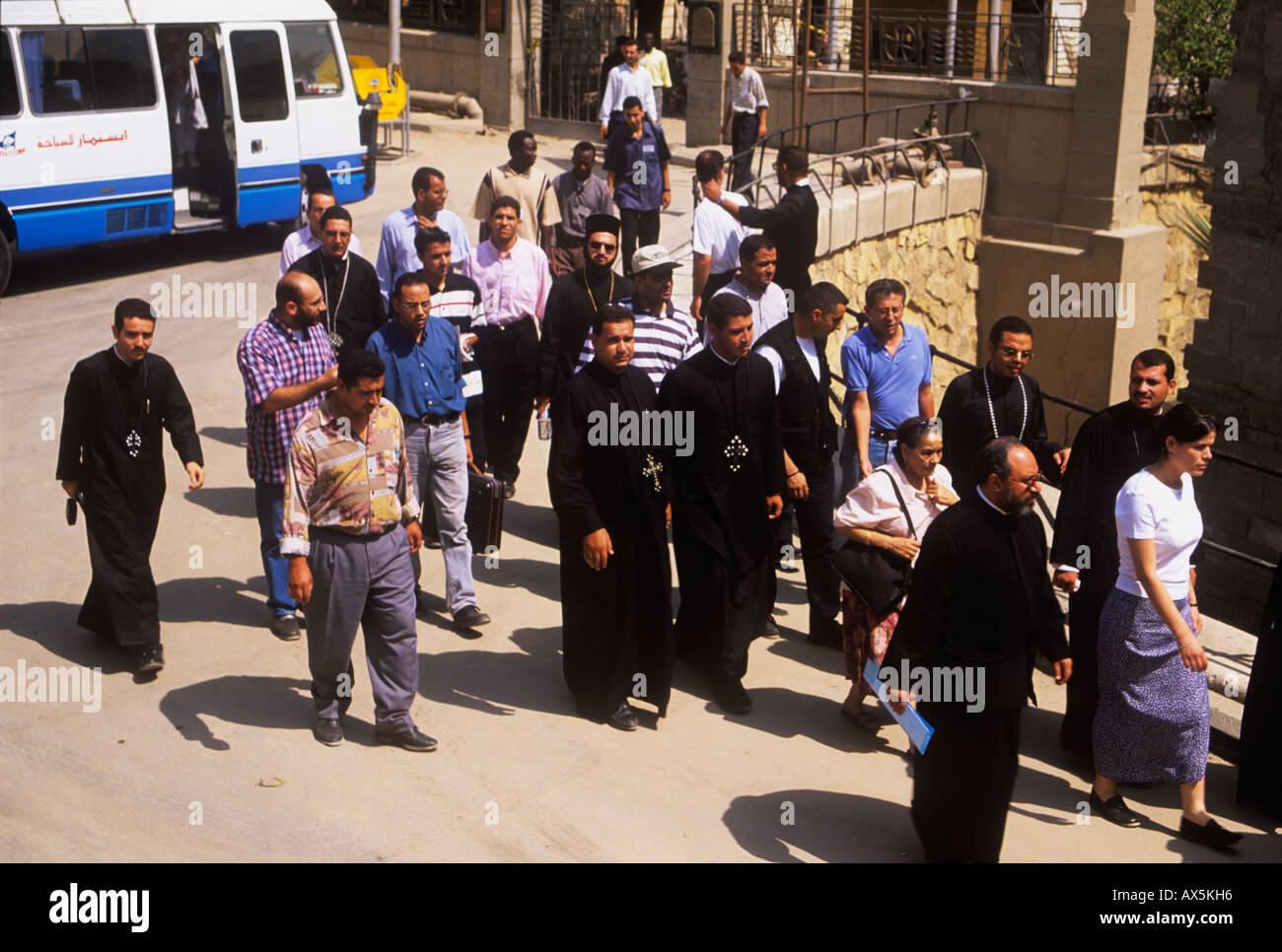 Eine Gruppe von koptischen christlichen Mönche besuchen die Heiligen christlichen Stätten in Kairo Stockfoto