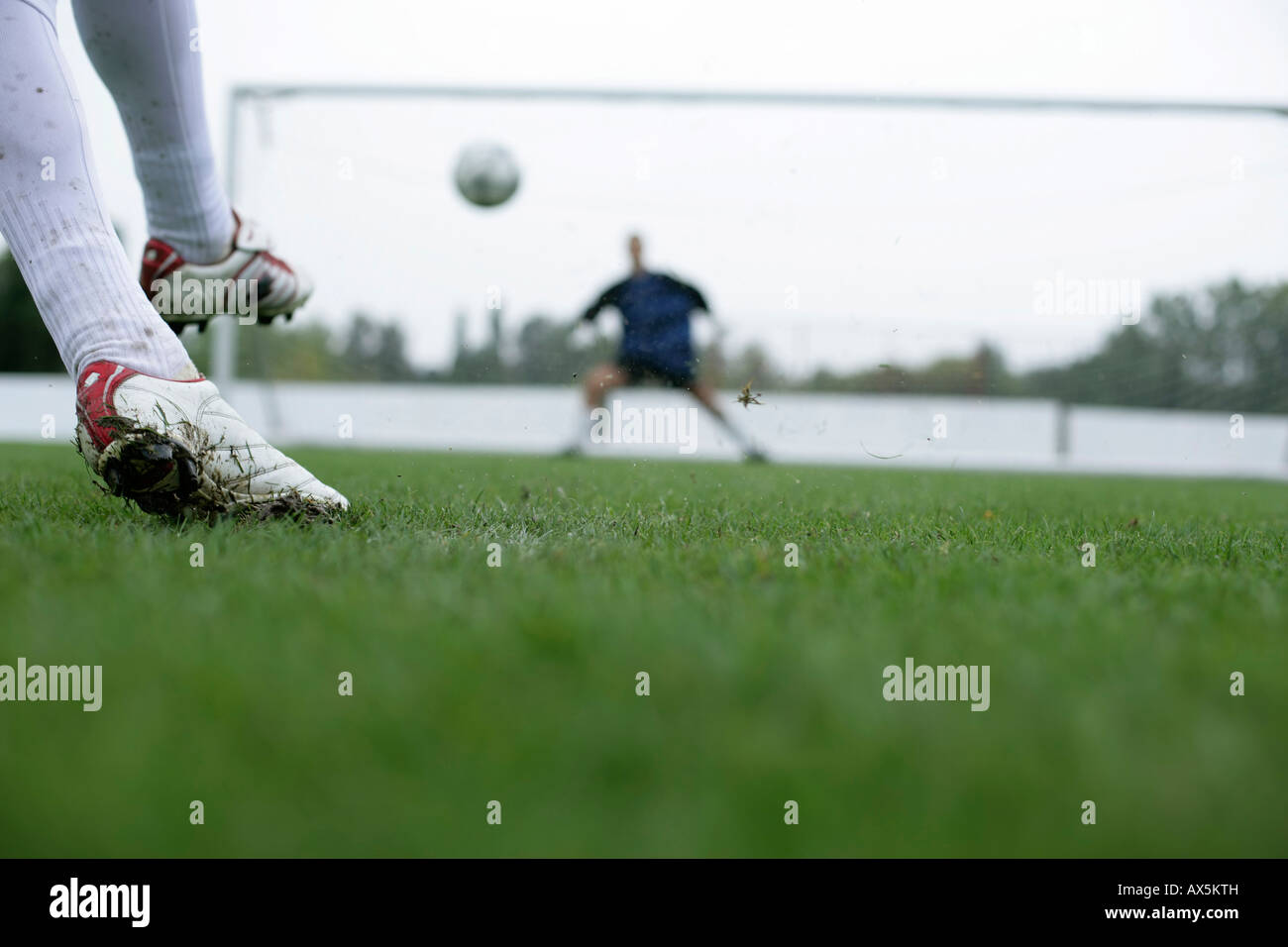Fußball-Spieler treten ein Ziel Stockfoto