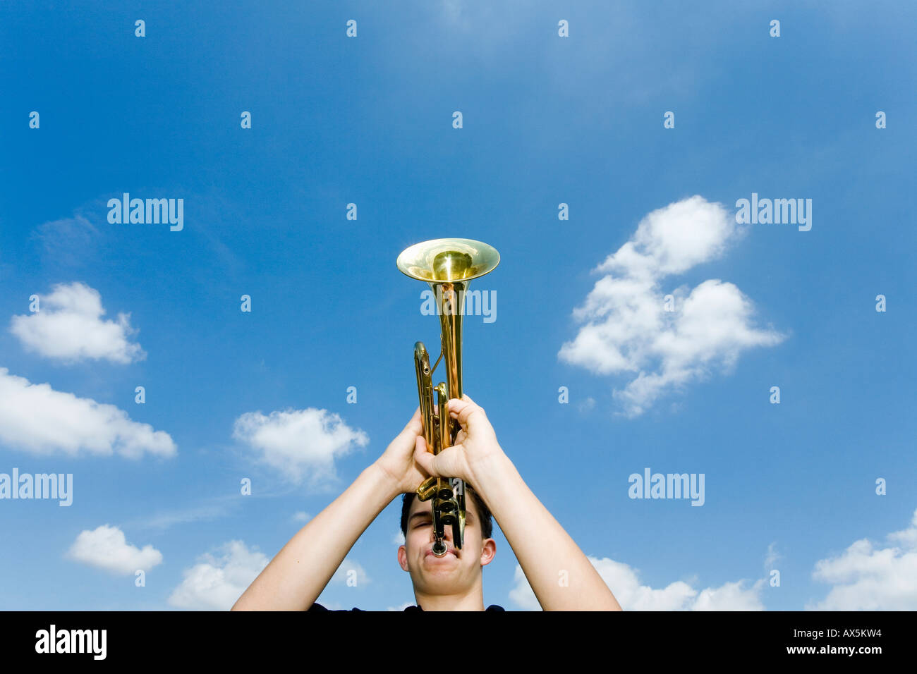 Junger Mann spielt Trompete, niedrigen Winkel Ansicht Stockfoto