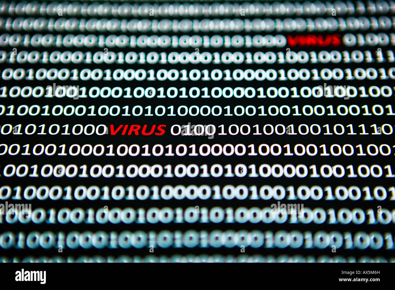Computer-Virus, "Virus" in rot zwischen Bit Codierung in einem Computer-Datenstrom geschrieben Stockfoto