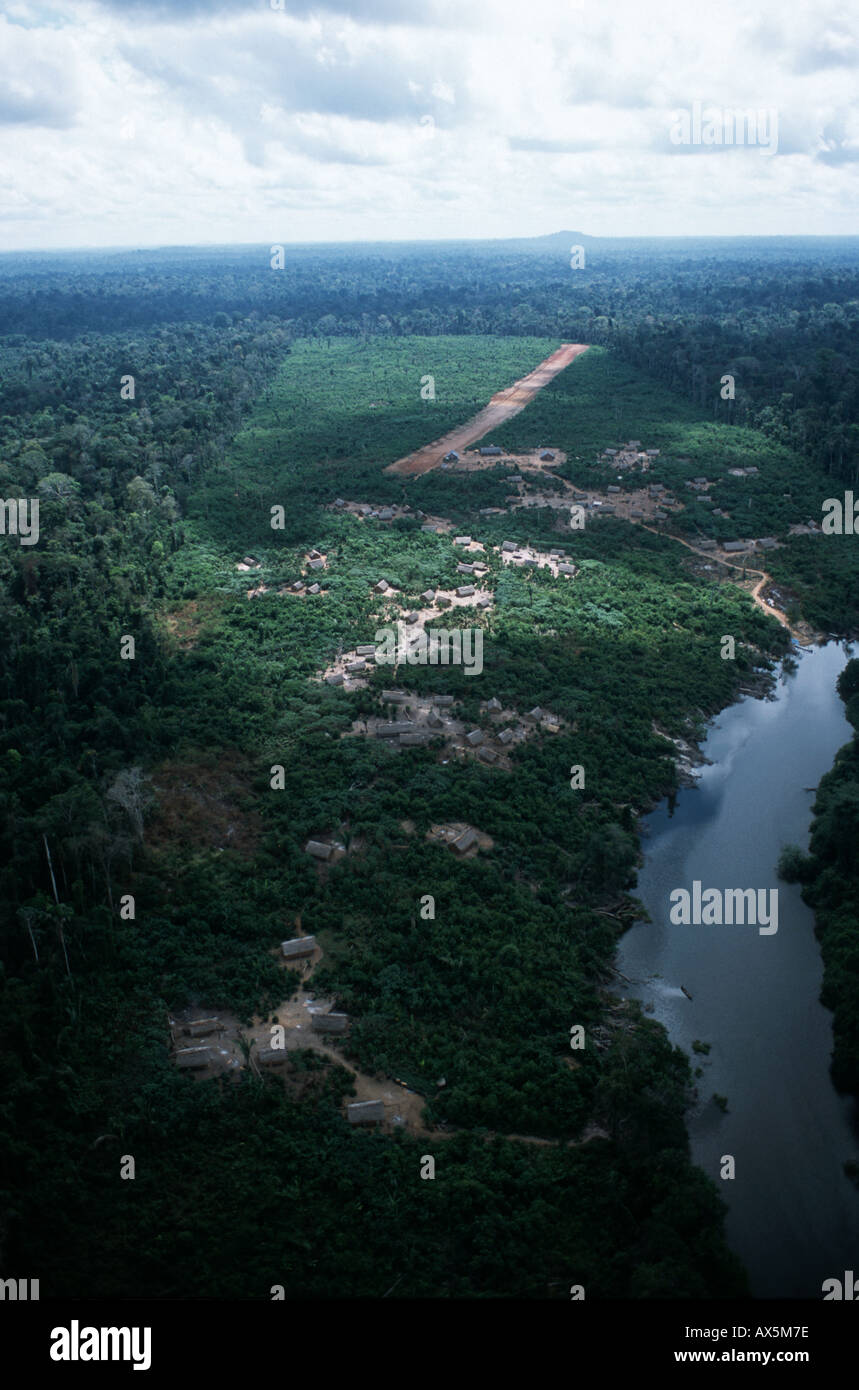 Ipixuna, Amazonas, Brasilien. Luftaufnahme des Dorfes und der Fluss mit der Landebahn hinaus; Arawete Indianer. Stockfoto