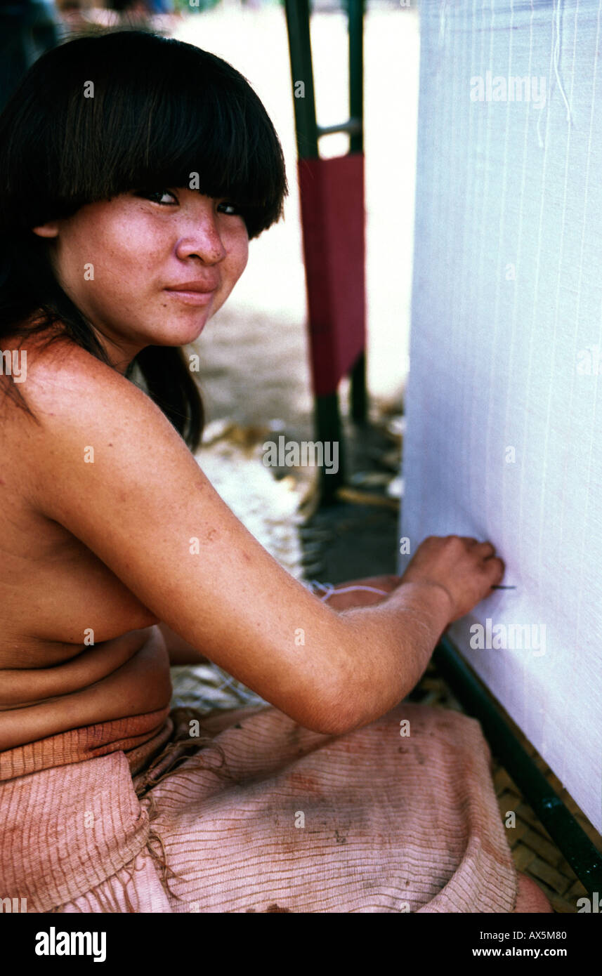 Ipixuna Dorf, Amazonas, Brasilien. Arawete Frau weben traditionelle Baumwolltuch auf einem Webstuhl für einen Rock. Stockfoto
