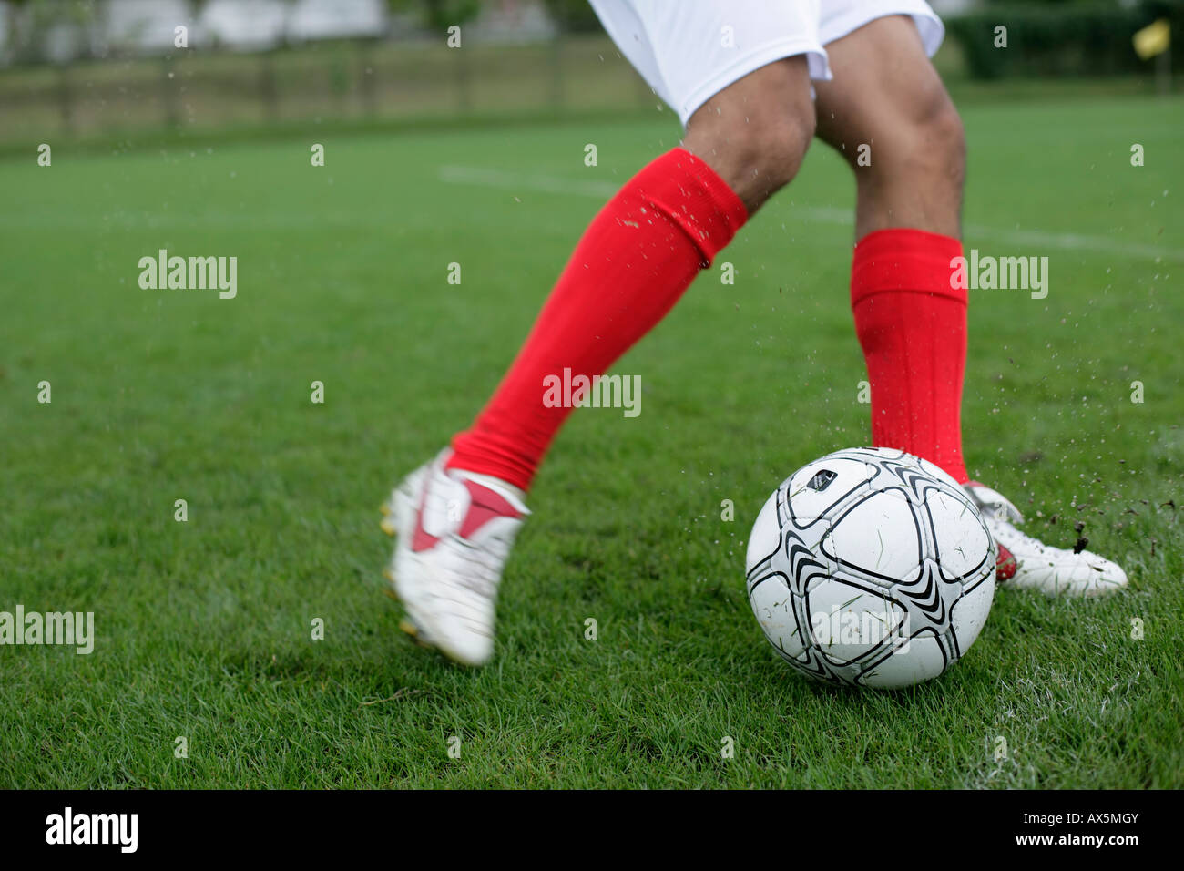Fussball-Spieler Fußball kicken Stockfoto