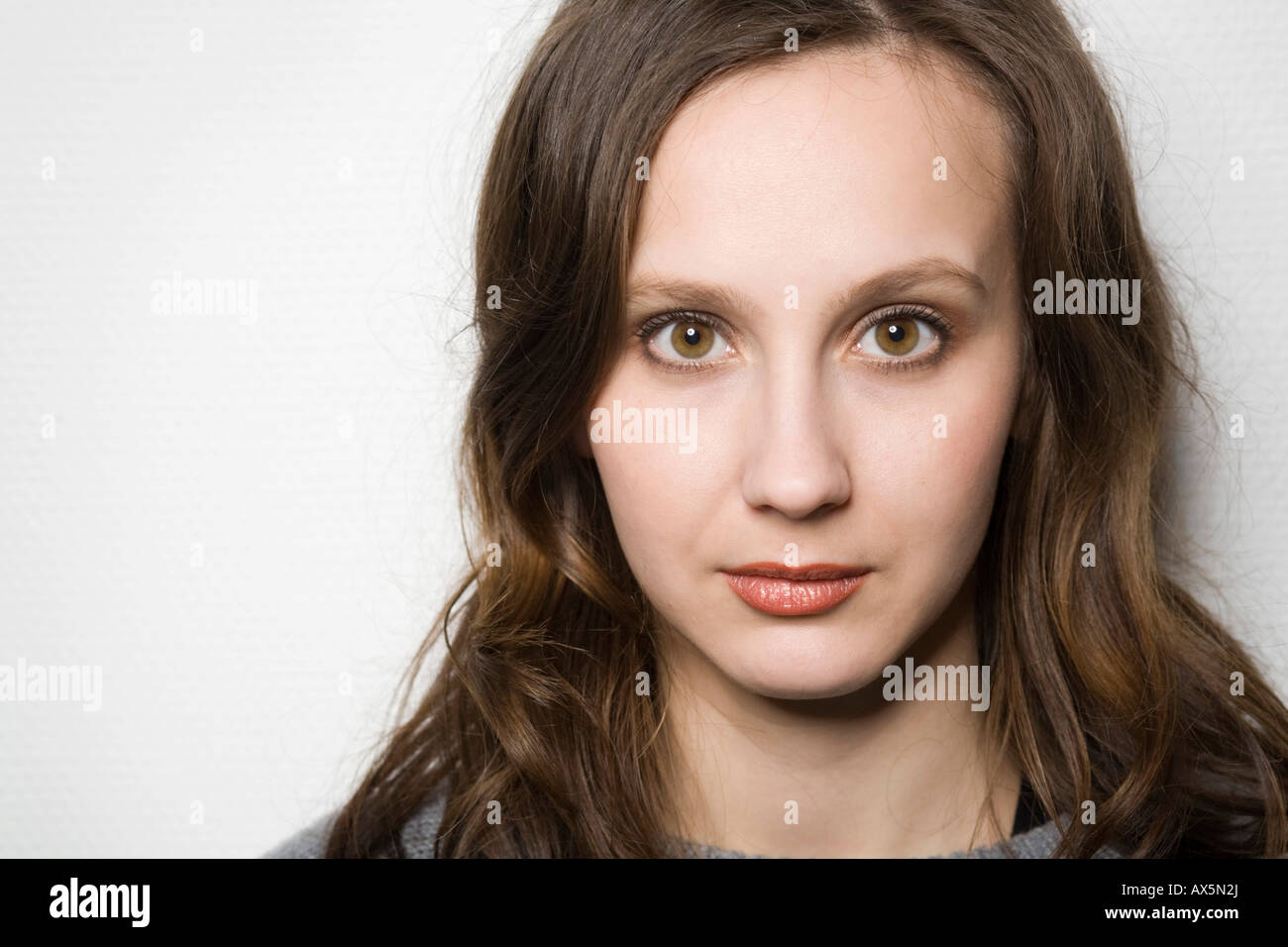 Porträt einer jungen Frau vor einem weißen Hintergrund Stockfoto